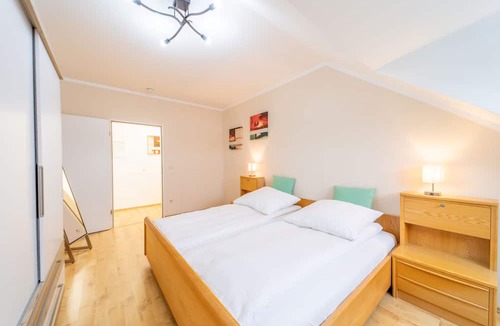 Coburg Apartment | Modern top floor apartment with parking - Netflix