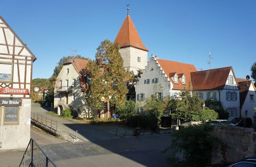 Sommerhausen Apartment | Wunderschöne Ferienwohnung in Winterhausen mit Küche, Bad und Piano