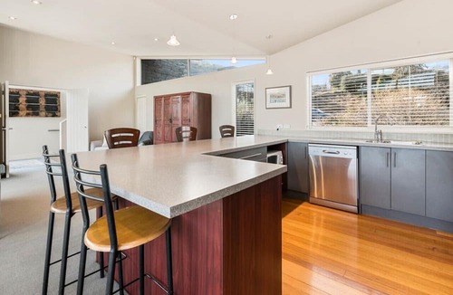 Frankton House | Lake Views on Yewlett