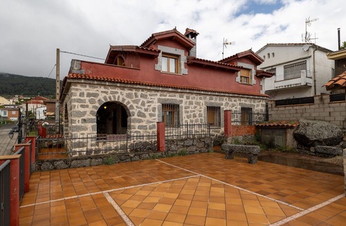 El Tiemblo House | 'El Mirador De La Reina' with Mountain Views, Private Terrace and Air Conditioning