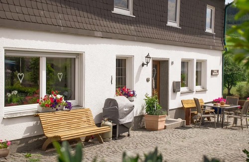 Lennestadt Apartment | Wiebelhaus-Mester Farm Guesthouse – Schwalbennest Holiday Apartment