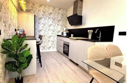 Palos de la Frontera Apartment | Stylish 120 m² Duplex Near Atocha Station – Sleeps 8, A/C & Fast WiFi