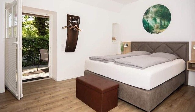 The approx. 60 m² large and very chic 2-room apartment for 1 to 2 persons is located on the Ahrenshof in the barn in the heart of Bad Zwischenahn. The ground floor apartment offers everything you need to feel at home for a longer period of time.