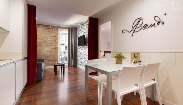 2 minutes from the Sagrada Familia with community pool