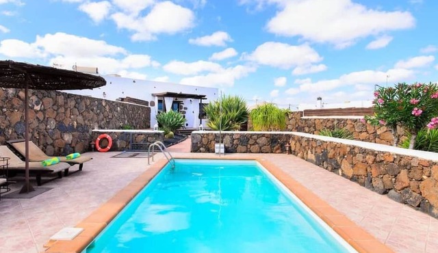 mit privatem Pool für 3 Personen + 1 Kind ca. 80 m² in Güime, Lanzarote (L by Interhome