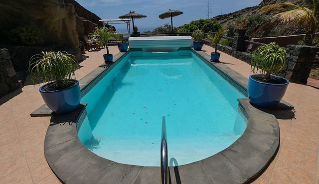 Finca "Castillo Bentley" Schlafen in einer vulkanischen Höhle by Interhome