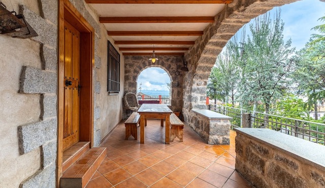 'El Mirador De La Reina' with Mountain Views, Private Terrace and Air Conditioning