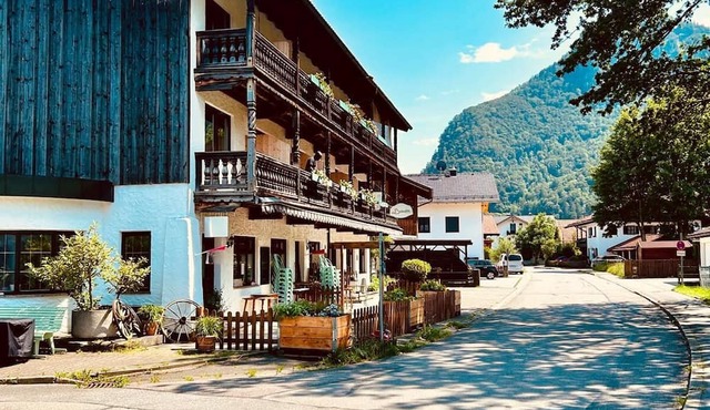 90 m² Alpenglück with hotel comfort: use of sauna/whirlpool/breakfast can be booked additionally