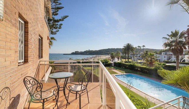 Your Exclusive Seaside Oasis: 180m² Duplex, 4 Bedrooms (8 Guests), 3.5 Bathrooms