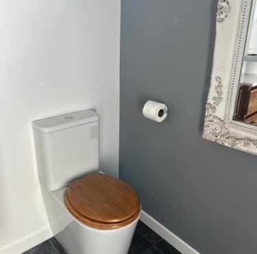 Studio 5- Stylish Stay with Mountain Vista