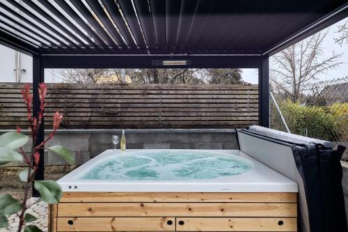 seeglueck ROSENHOF - naturnah Wohnen im Holz100-Vollholzhaus mit Whirlpool und Garten